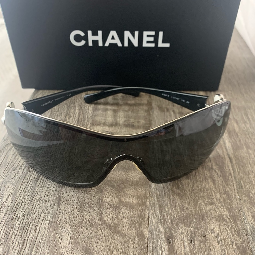 Black and Silver Chanel sunglasses comes with box